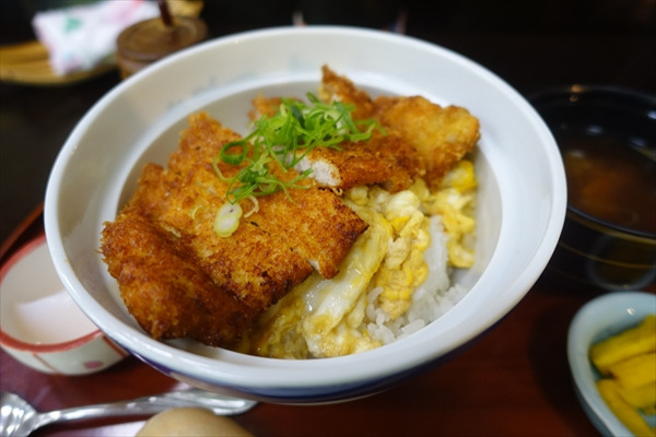 カツ丼で情報収集