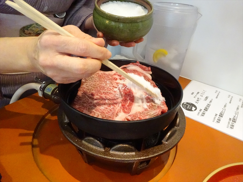 女将が焼いてくれるすき焼き