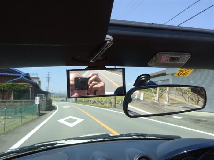 オープンカーで開放感あふれるドライブ