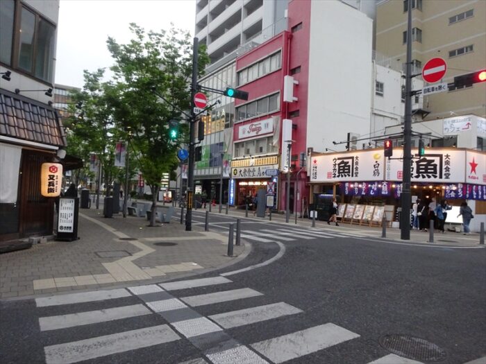 いつもの焼き鳥屋さんを出た風景