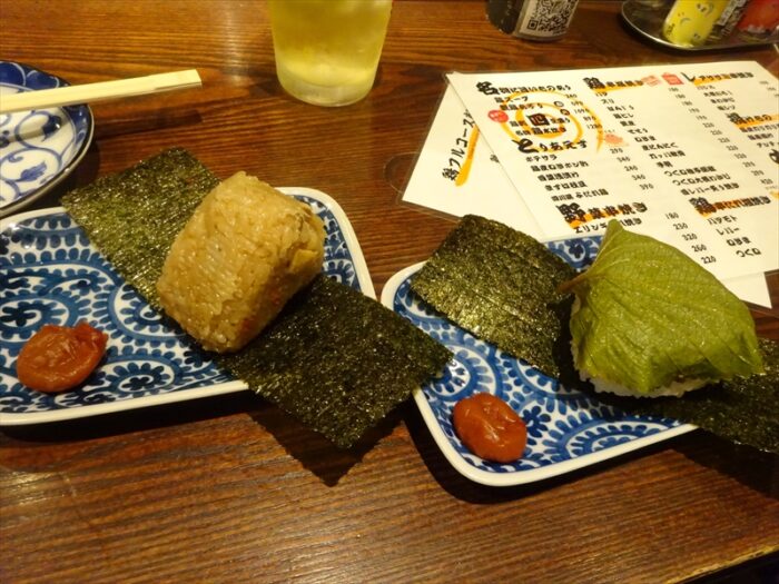 鶏むすびとエゴマむすび