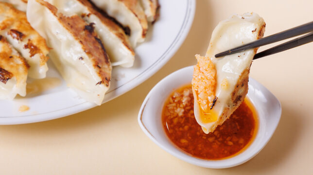 餃子の上に載ってるオレンジ色のやつは薬味