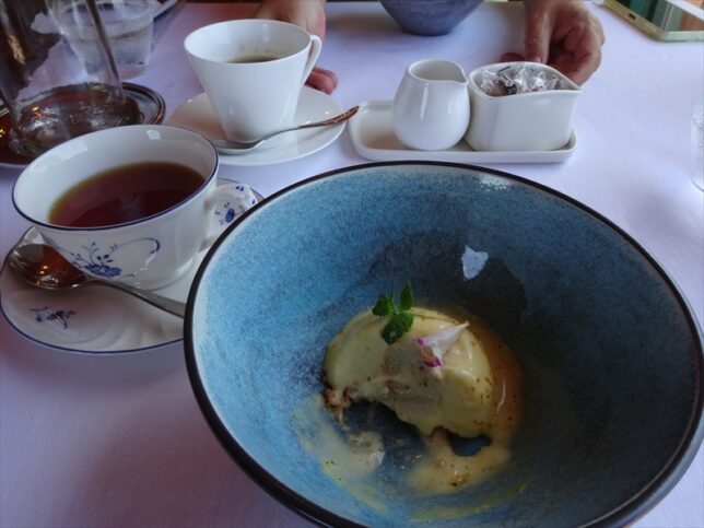 クレマカタラーナと食後のお茶