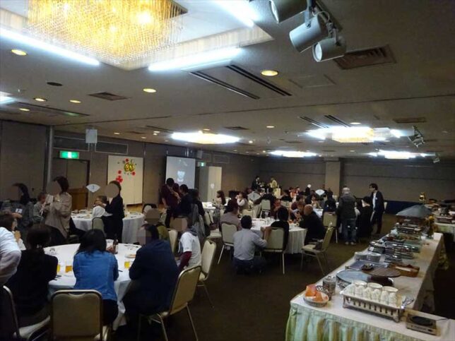 会の様子