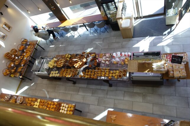 2階のイートインから1階のパン売り場を眺める