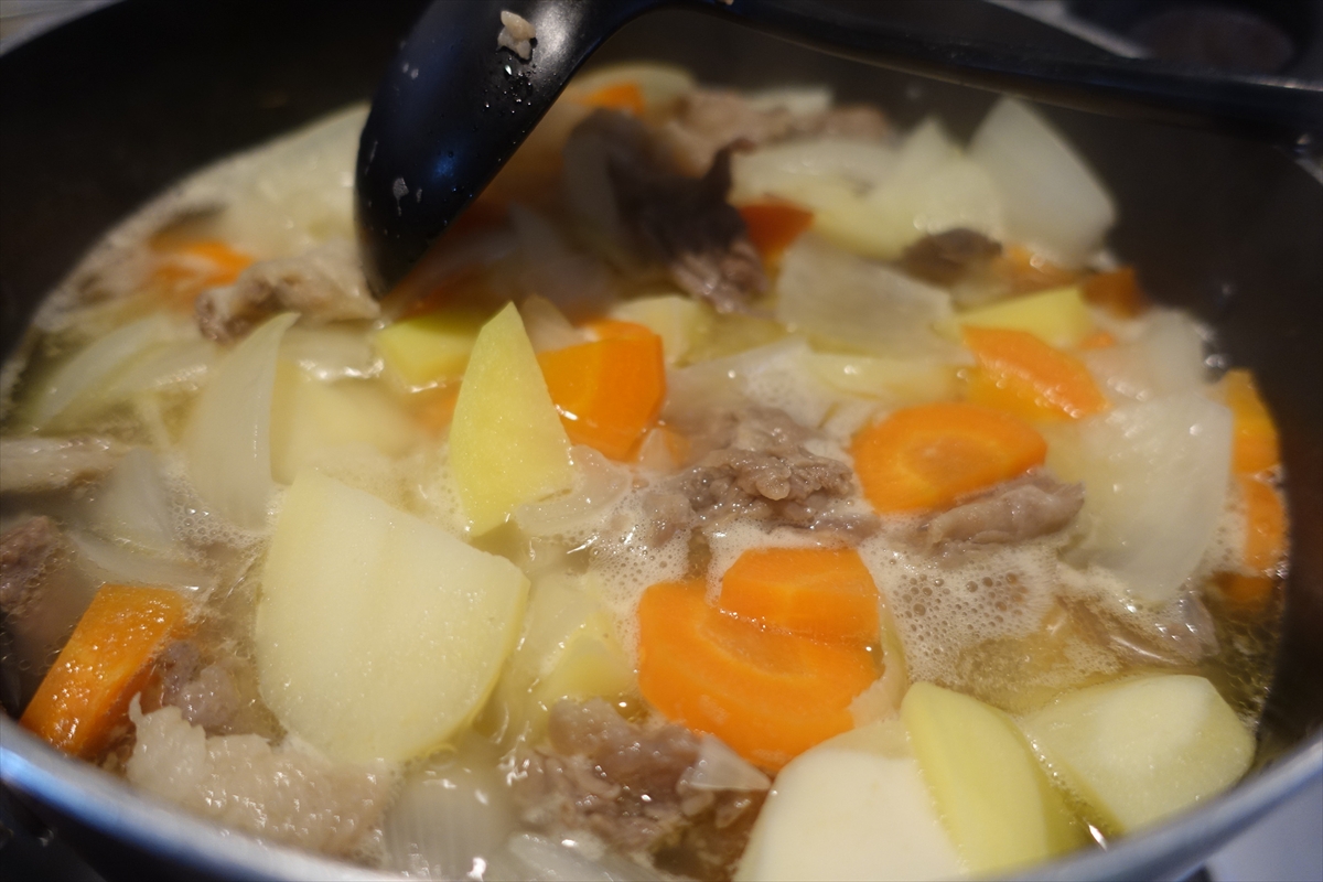 牛スジのシチュー製作途中