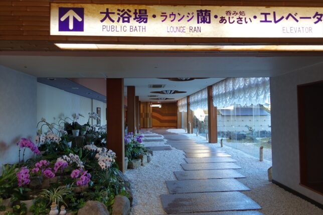 温泉に向かう通路