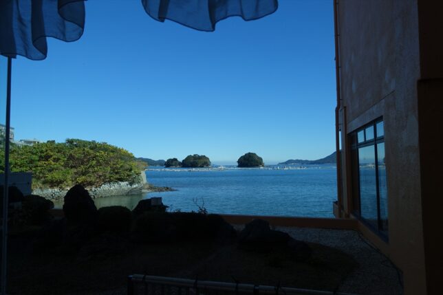 通路の外は鳥羽の海