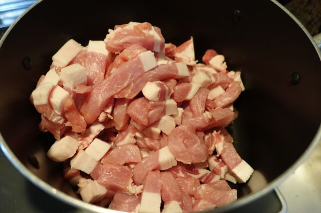 豚ロースかたまりを切る