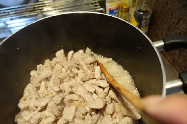 豚を炒める