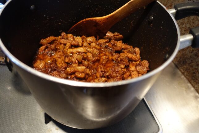 砂糖や味噌を投入