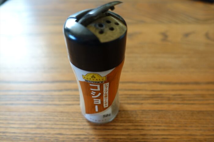 リンガーハットの胡椒はフタを上げるタイプ