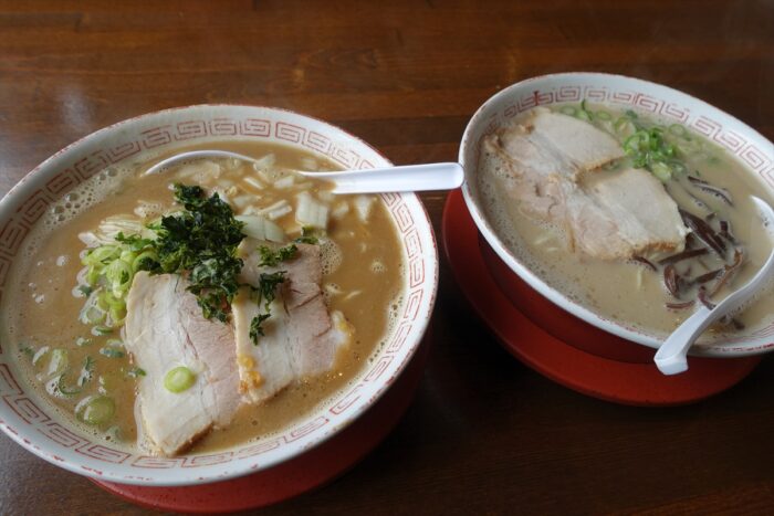 左から”にぼとん”と”普通のとんこつ”