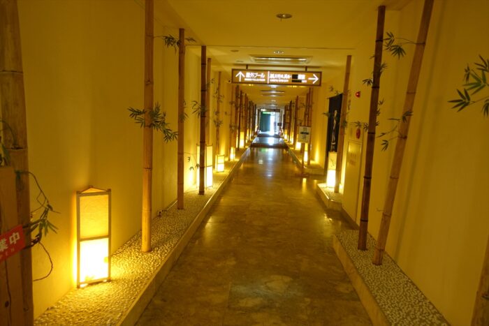 温泉に向かう通路