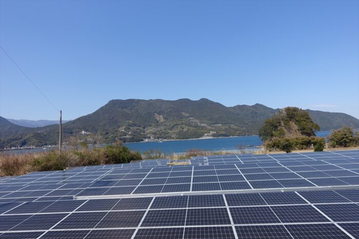 海とソーラーパネル