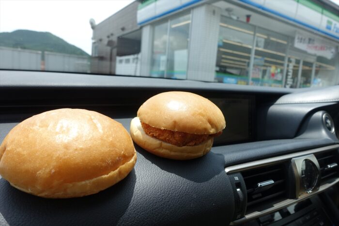 ファミチキバンズをおかずにバンズを食べる