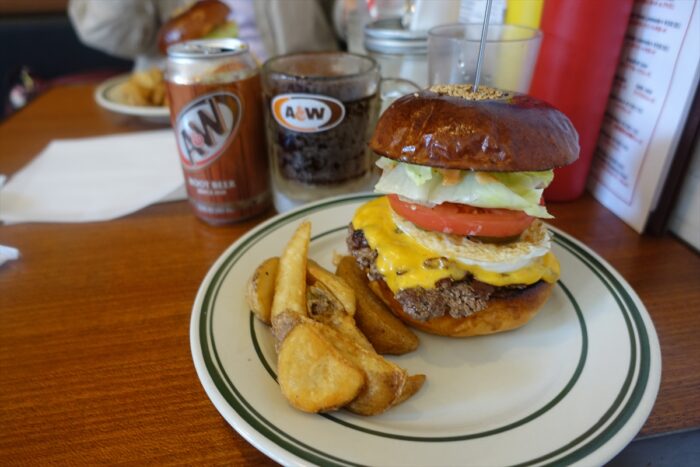 鉄串が刺さった系ハンバーガー